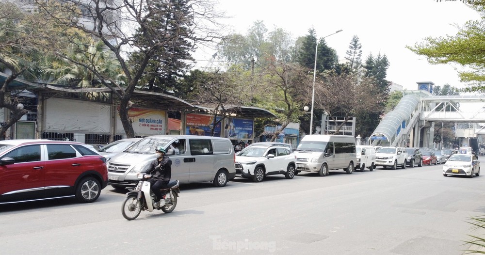 Hà Nội: Vật vã xếp hàng, bốc số chờ đăng kiểm ô tô - Ảnh 10.