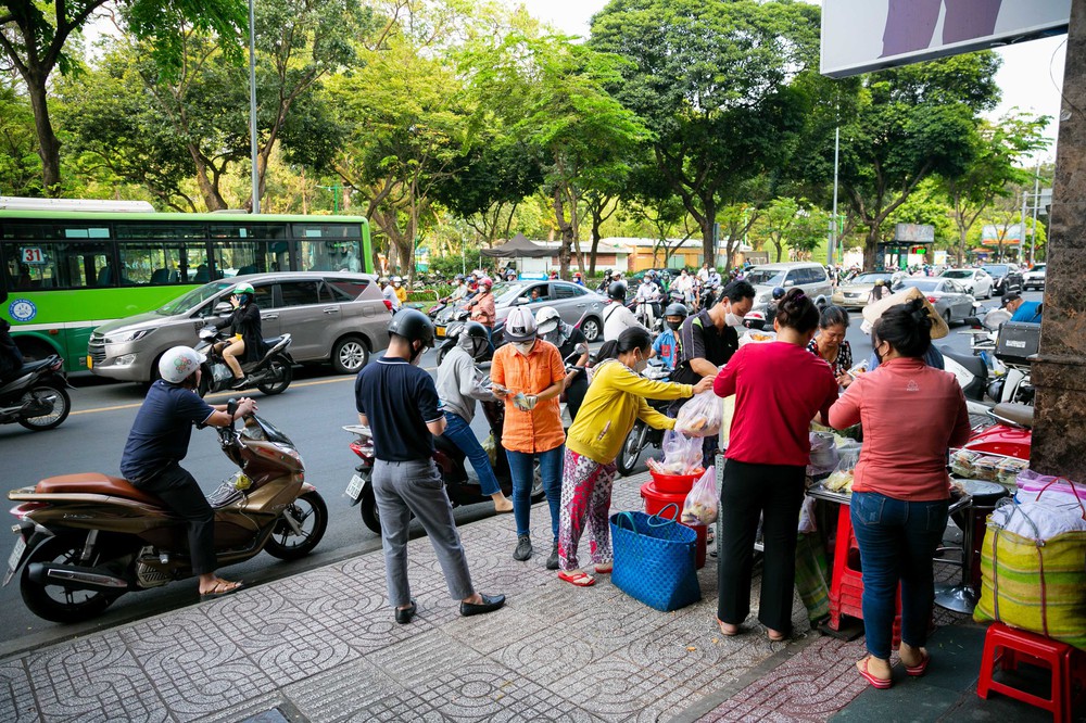 Xe gỏi khô bò gần 50 năm tại TP.HCM lần đầu giải mã tin đồn “giàu đến mức cho con du học Mỹ bằng nghề bán gỏi” - Ảnh 8.