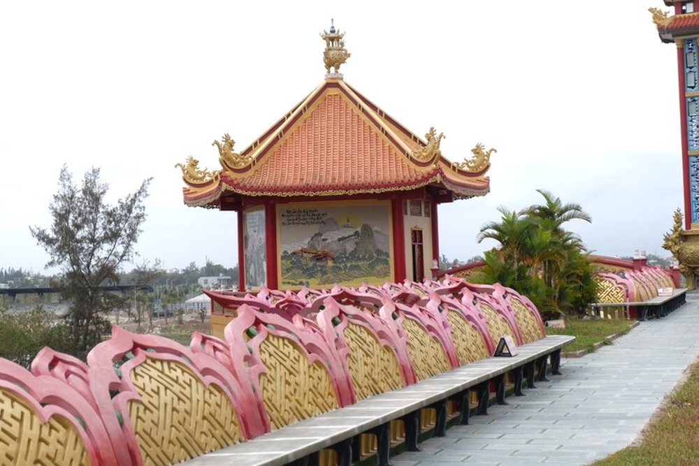 Chiêm ngưỡng 16 bức tranh sứ độc bản đạt kỷ lục Việt Nam tại chùa Quán Thế Âm - Ảnh 4.
