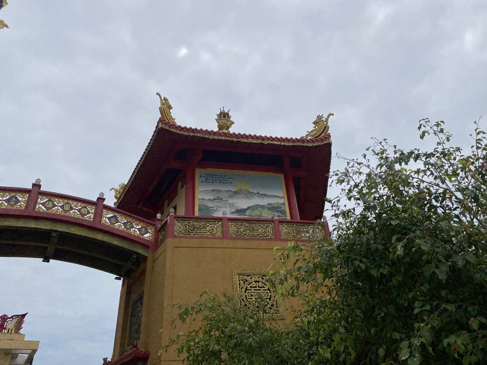 Chiêm ngưỡng 16 bức tranh sứ độc bản đạt kỷ lục Việt Nam tại chùa Quán Thế Âm - Ảnh 3.