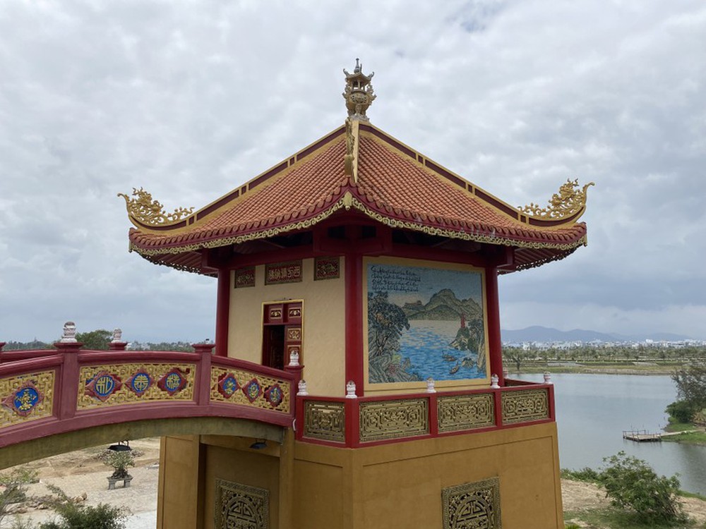 Chiêm ngưỡng 16 bức tranh sứ độc bản đạt kỷ lục Việt Nam tại chùa Quán Thế Âm - Ảnh 2.