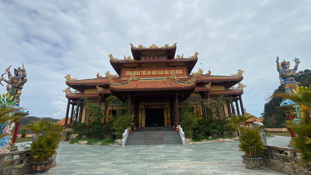 Chiêm ngưỡng 16 bức tranh sứ độc bản đạt kỷ lục Việt Nam tại chùa Quán Thế Âm - Ảnh 1.