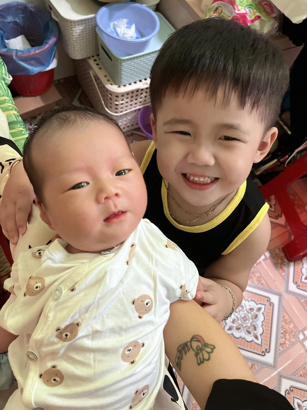 Thấy mẹ khó chịu, ném đồ đạc, con trai tiến tới làm một hành động khiến cả mạng xã hội vỗ tay