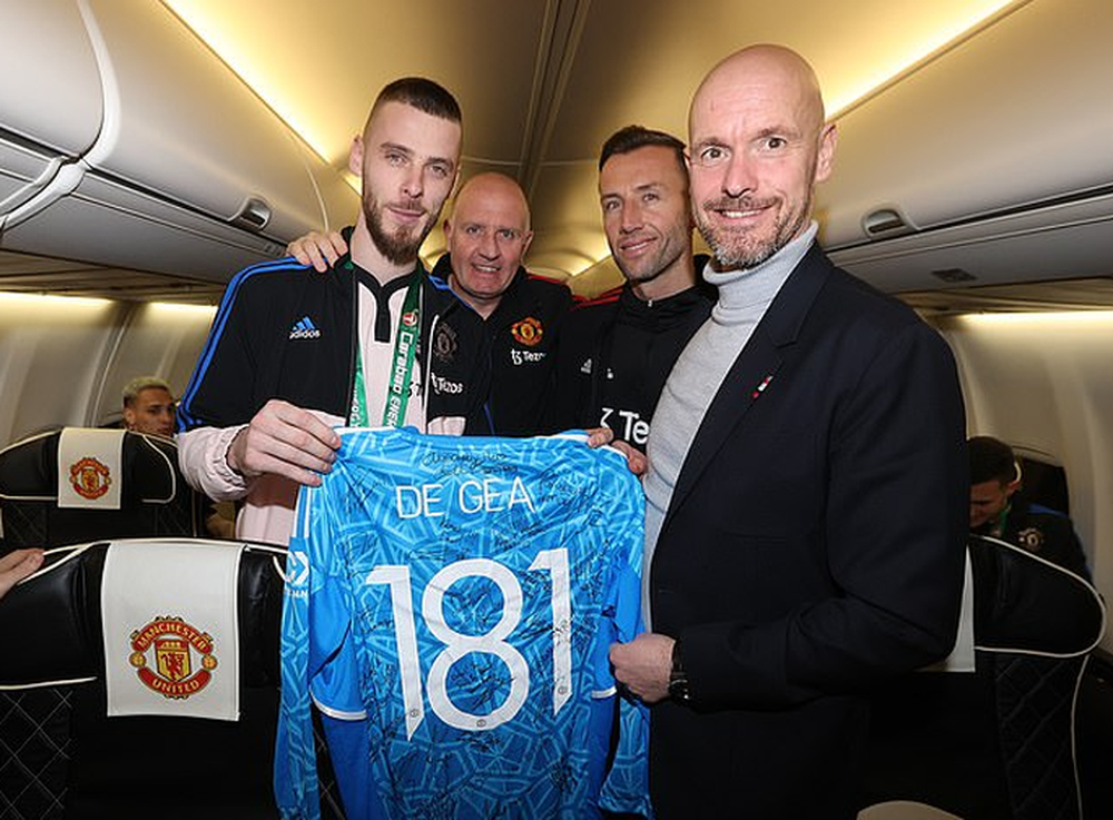 Đồng đội tặng quà khủng cho David de Gea trên chuyến bay về Manchester - Ảnh 4.