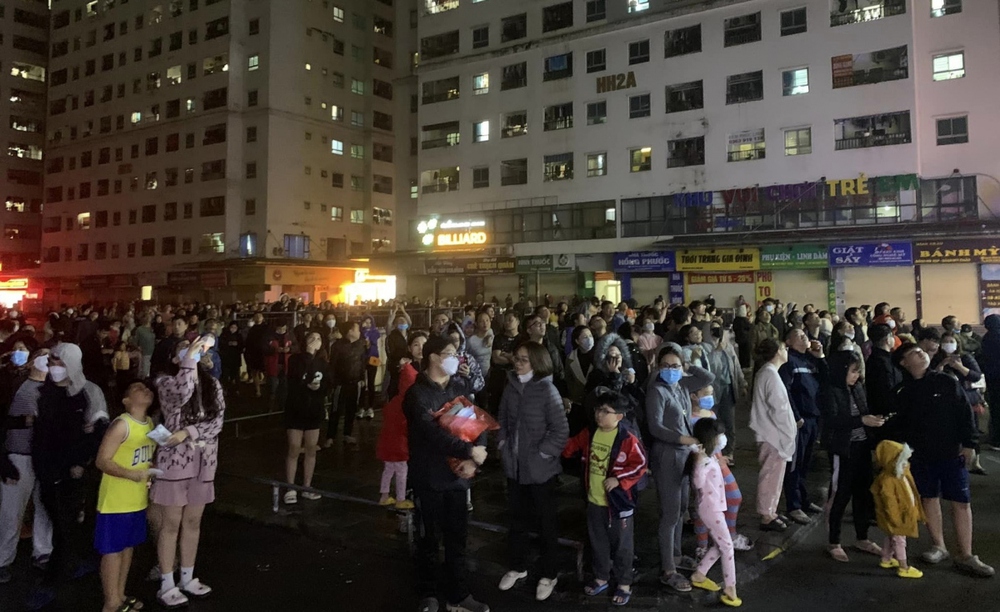 Cháy căn hộ tại chung cư HH Linh Đàm, hàng trăm người hốt hoảng tháo chạy trong đêm - Ảnh 4.