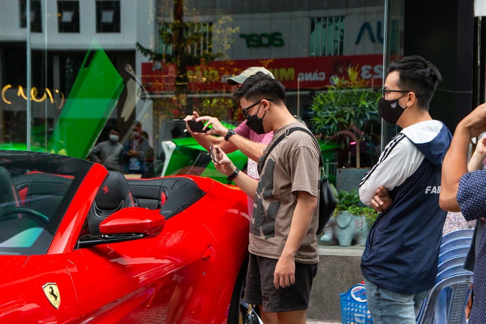 Bên trong đại lý siêu xe nổi tiếng nhất Việt Nam: Camera khắp nơi, có chỗ rửa xe, ngồi mát-xa cạnh xe khủng chục tỷ - Ảnh 2.