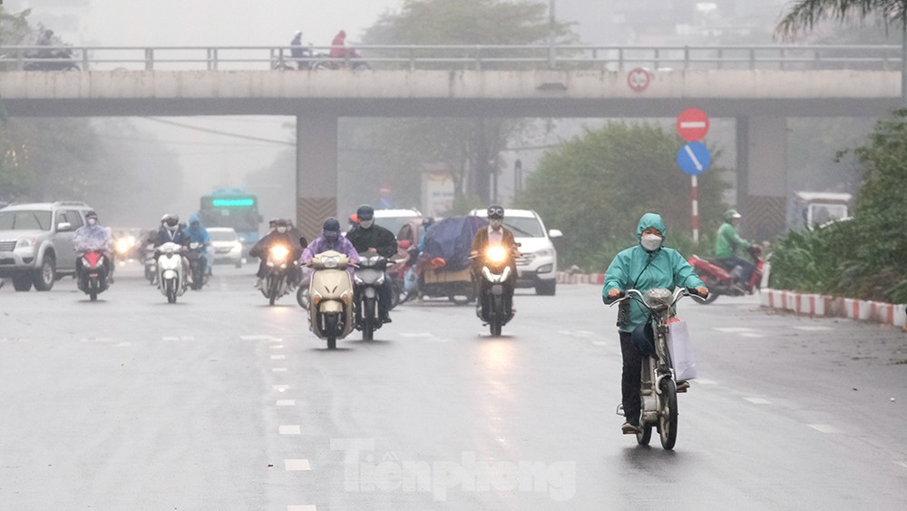 Người dân Thủ đô vật lộn với thời tiết mưa phùn, nồm ẩm - Ảnh 6.