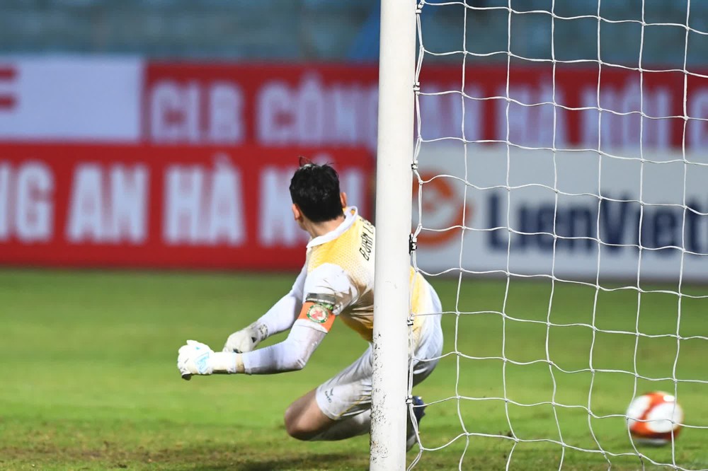 Văn Lâm thất vọng sau trận thua đậm nhất sự nghiệp tại V-League - Ảnh 2.