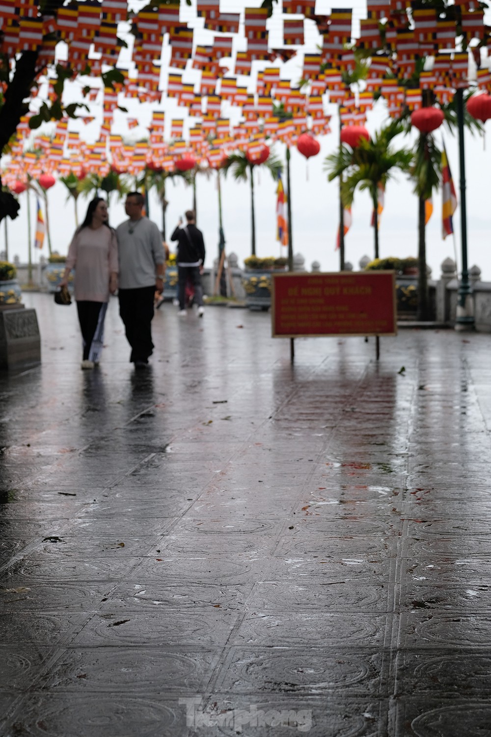 Người dân Thủ đô vật lộn với thời tiết mưa phùn, nồm ẩm - Ảnh 4.