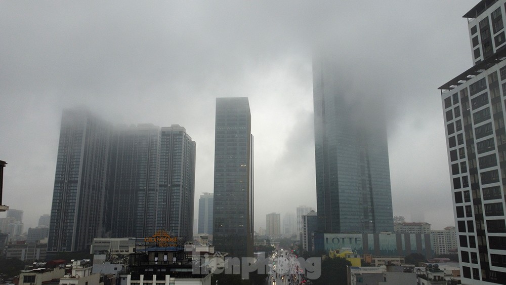 Người dân Thủ đô vật lộn với thời tiết mưa phùn, nồm ẩm - Ảnh 2.