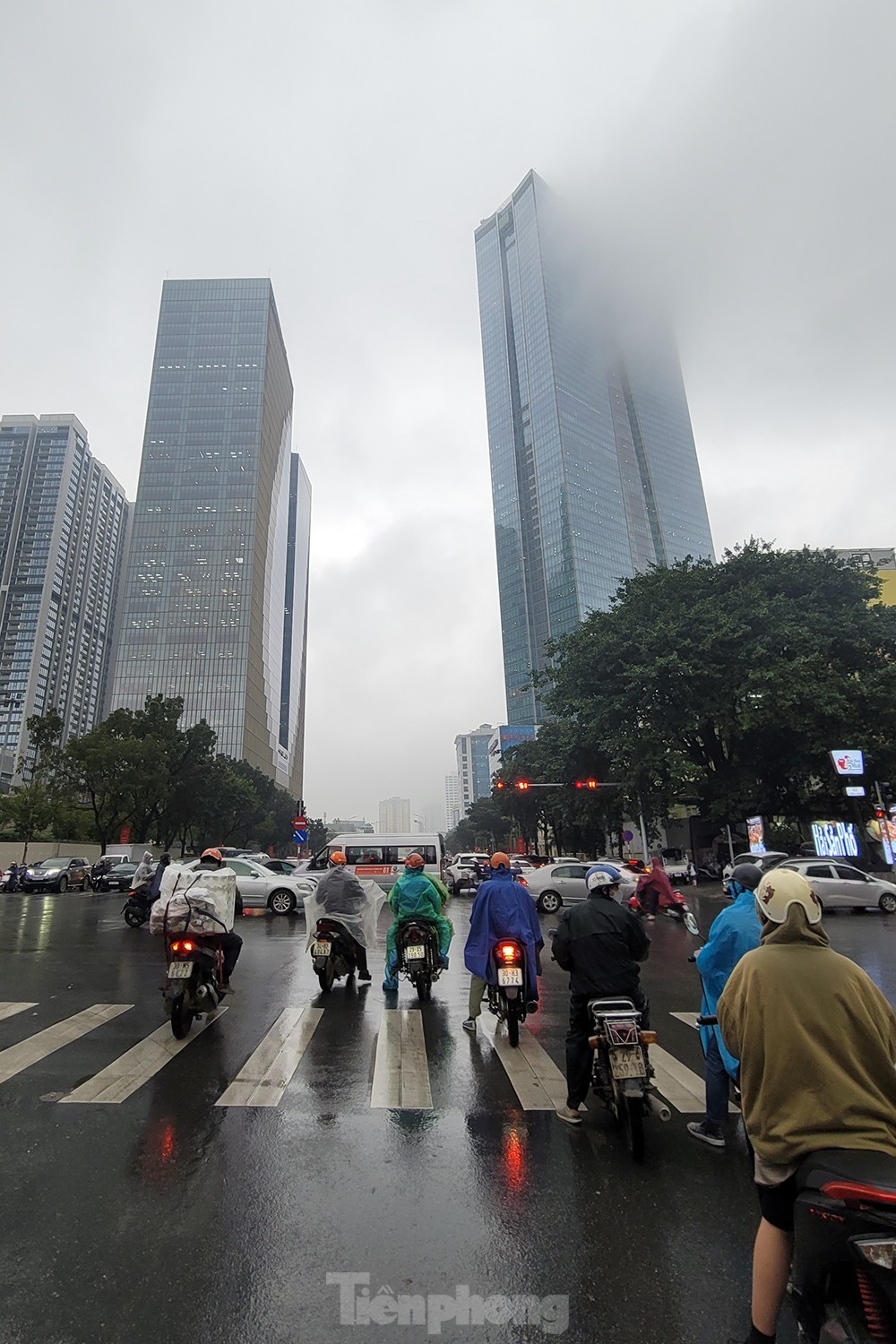 Người dân Thủ đô vật lộn với thời tiết mưa phùn, nồm ẩm - Ảnh 12.