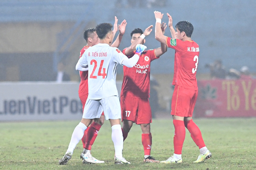 Văn Lâm thất vọng sau trận thua đậm nhất sự nghiệp tại V-League - Ảnh 8.