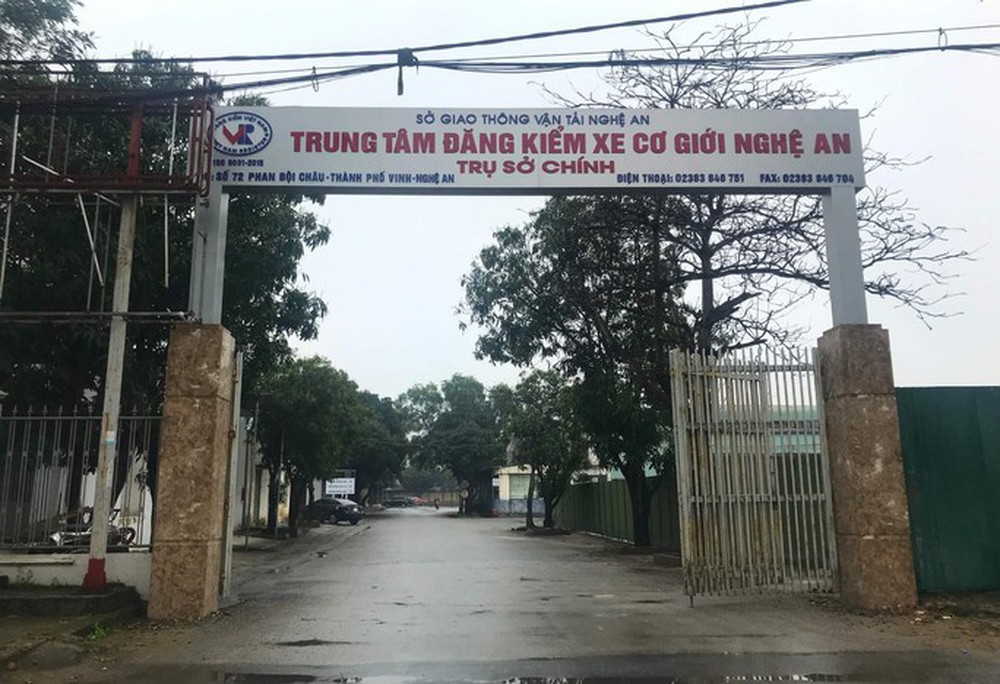 Khám xét nơi làm việc của một Phó giám đốc trung tâm đăng kiểm xe cơ giới - Ảnh 1.