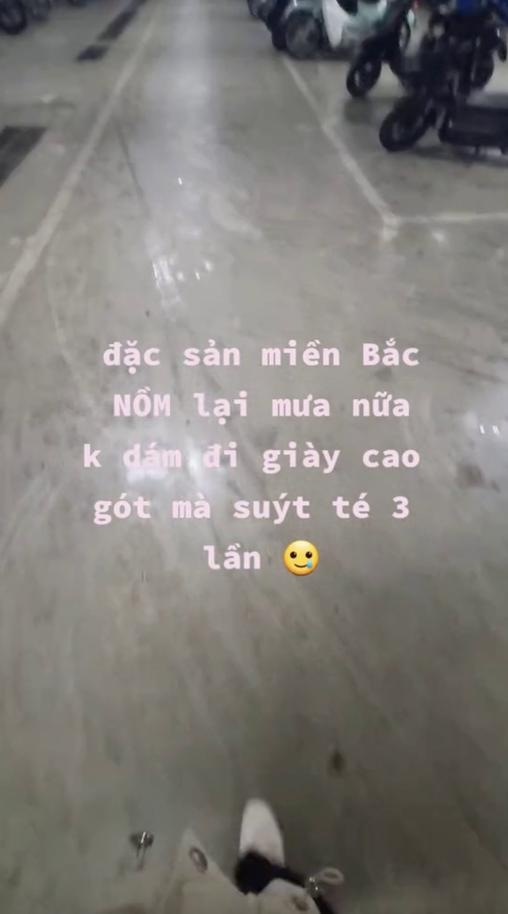Khóc thét vì nồm: Quần áo phơi cả tuần không khô, sơ hở là trượt patin trong nhà!