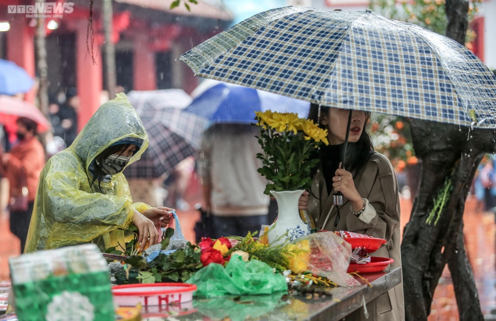Hà Nội: Đội mưa đi lễ phủ Tây Hồ ngày Rằm tháng Giêng - Ảnh 16.
