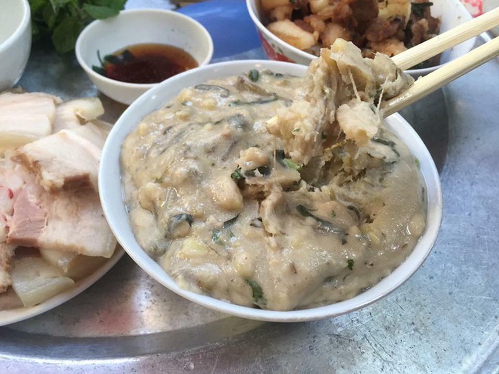 Về quê ăn cỗ, chàng trai khoe món ‘cháo chuối’ độc lạ phải hai người cật lực nấu mới xong