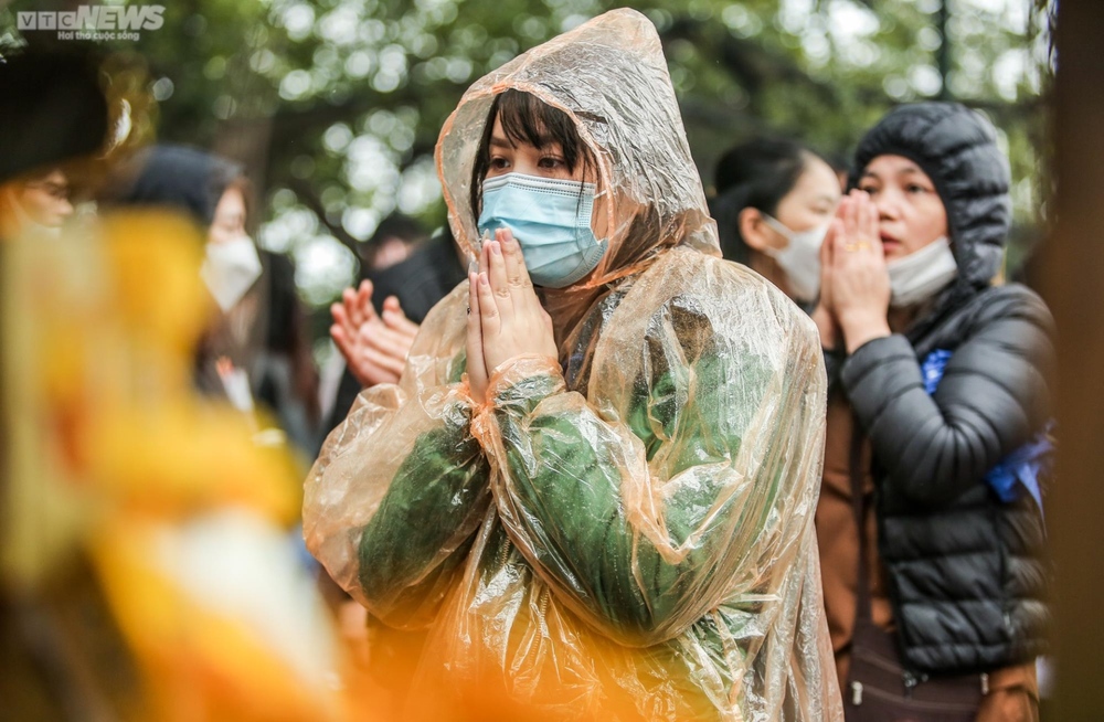 Hà Nội: Đội mưa đi lễ phủ Tây Hồ ngày Rằm tháng Giêng - Ảnh 12.