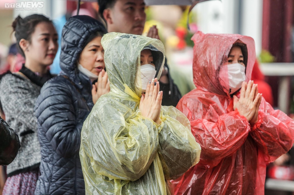 Hà Nội: Đội mưa đi lễ phủ Tây Hồ ngày Rằm tháng Giêng - Ảnh 11.