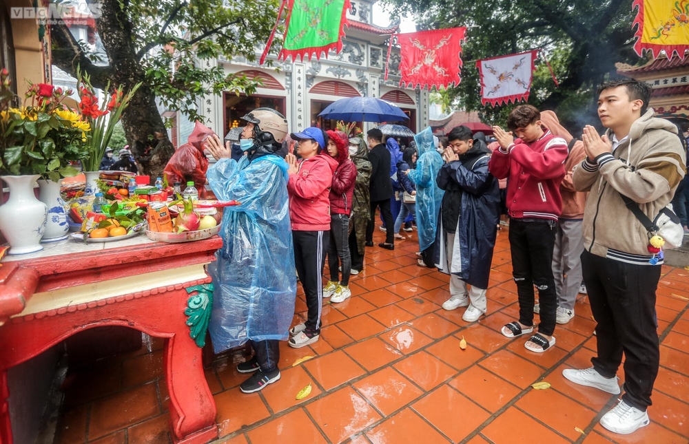 Hà Nội: Đội mưa đi lễ phủ Tây Hồ ngày Rằm tháng Giêng - Ảnh 9.