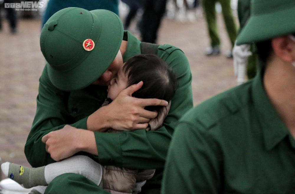 Tân binh trẻ rưng rưng hôn tạm biệt con gái nhỏ trước khi lên đường nhập ngũ - Ảnh 5.