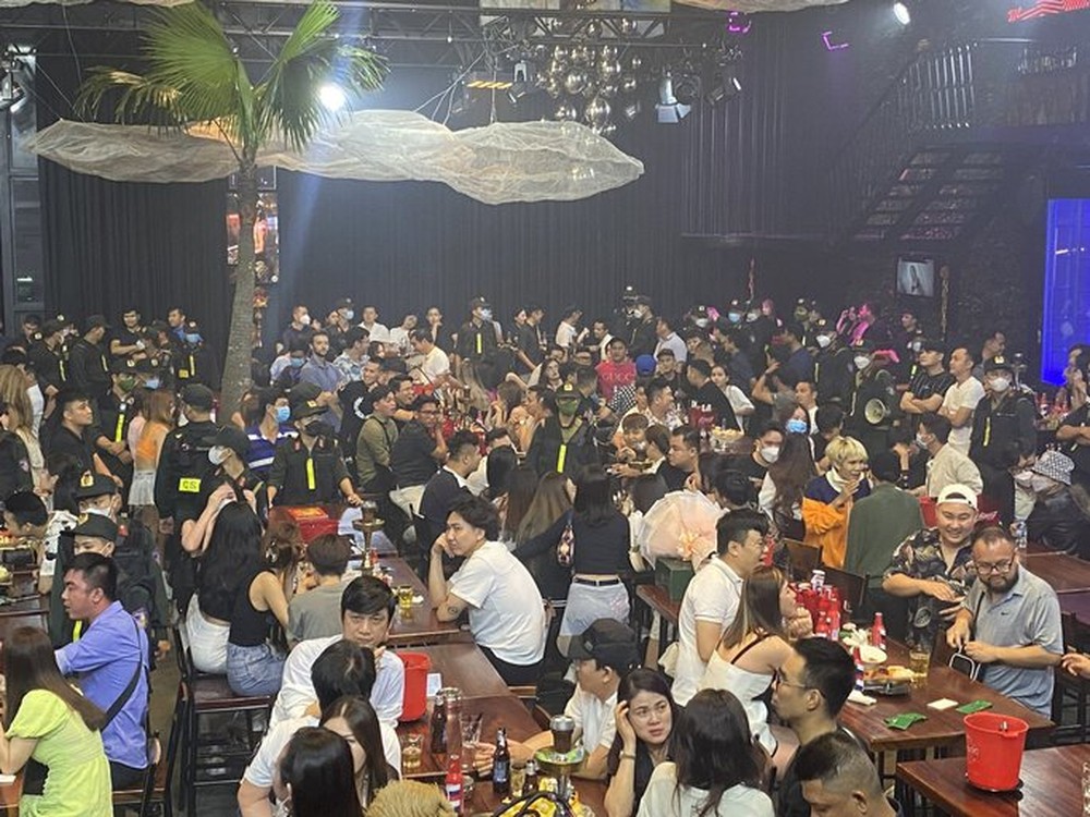 Hình ảnh công an đưa hơn 400 người ở Beer Garden Poc Poc về trụ sở - Ảnh 3.