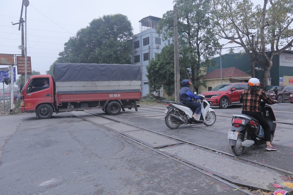 Thót tim cảnh người dân vô tư cắt đầu tàu hỏa, coi thường barie tại Hà Nội - Ảnh 17.