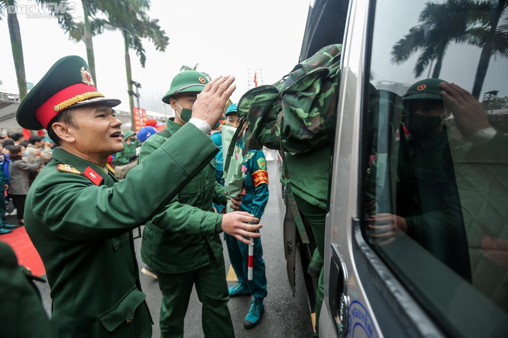 Tân binh trẻ rưng rưng hôn tạm biệt con gái nhỏ trước khi lên đường nhập ngũ - Ảnh 11.