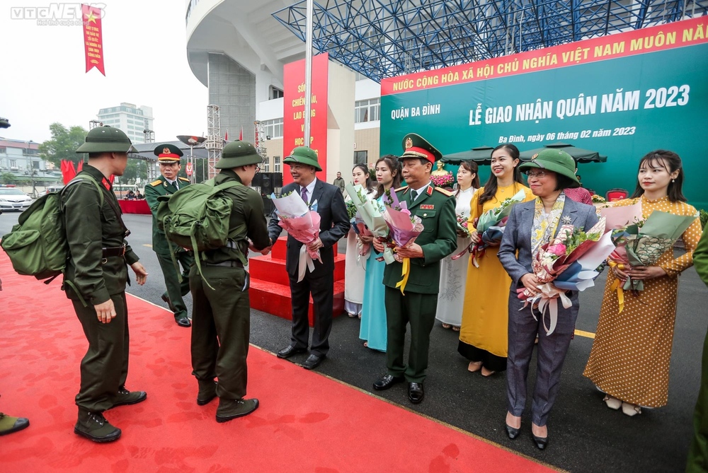 Tân binh trẻ rưng rưng hôn tạm biệt con gái nhỏ trước khi lên đường nhập ngũ - Ảnh 7.