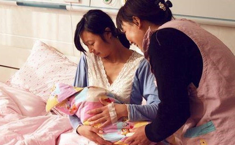 Định gửi con cho mẹ nhưng chồng nói một câu mà tôi cay xè mắt thương bà