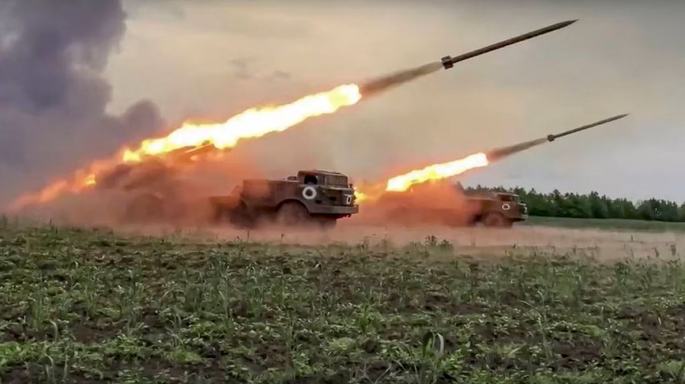 Nga xóa sổ một kho đạn dược của Ukraine, bắn hạ tên lửa HIMARS - Ảnh 1.