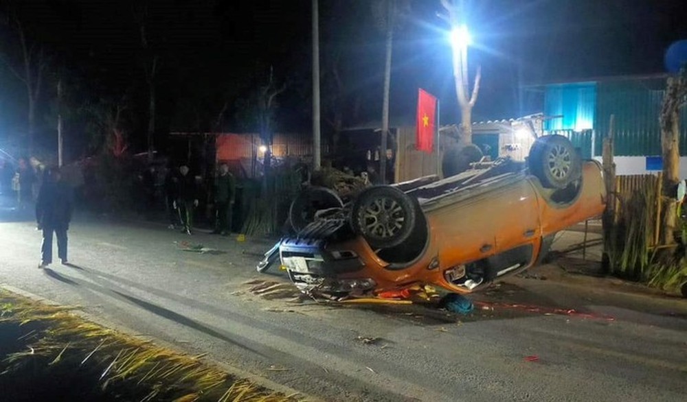 Tai nạn kinh hoàng liên quan xe bán tải, 3 thiếu niên tử vong, 6 người khác bị thương - Ảnh 1.