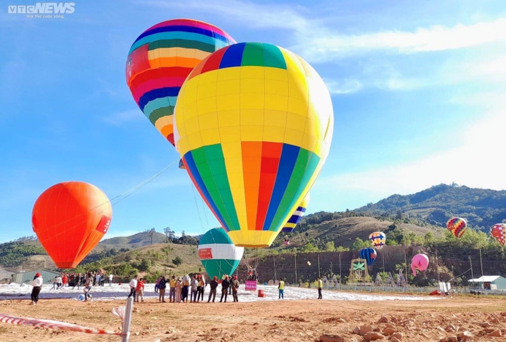 Học sinh thích thú bay khinh khí cầu cùng Anh hùng Phạm Tuân - Ảnh 2.