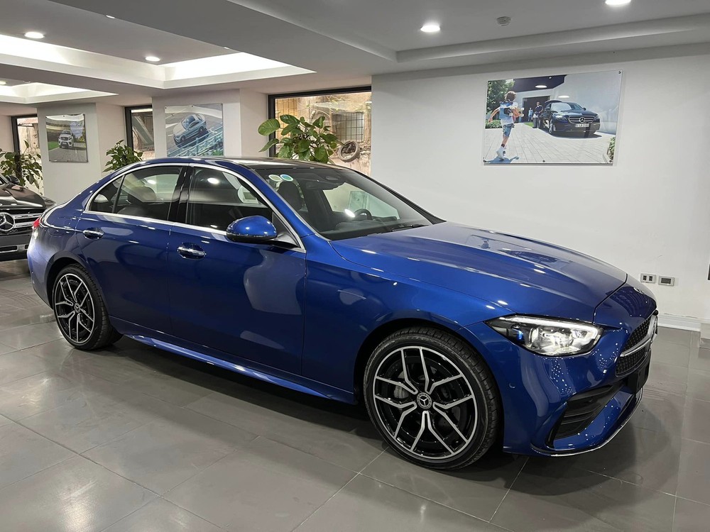 Chiếc Mercedes-Benz C 300 nhập khẩu này mất giá 25 triệu đồng/km lăn bánh: Màu sơn hiếm, có trang bị hơn xe chính hãng - Ảnh 2.