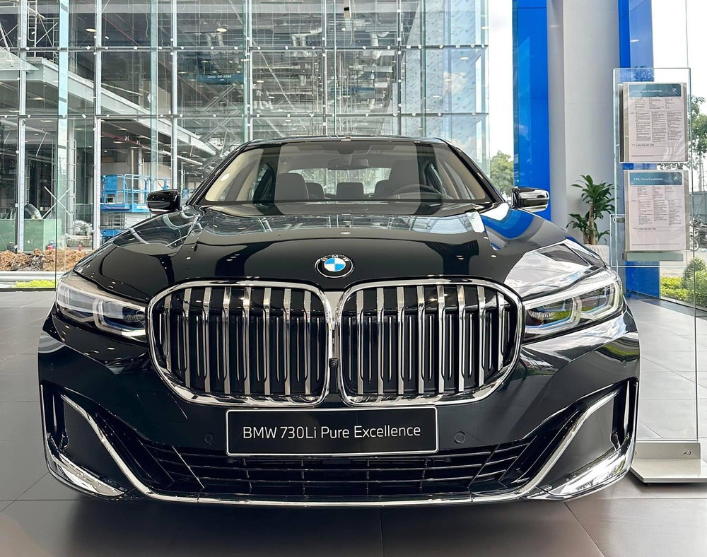 BMW giảm giá lô xe sản xuất 2021 và 2022: Giảm cao nhất 300 triệu đồng, 3-Series rẻ hơn Camry 2.5Q - Ảnh 1.