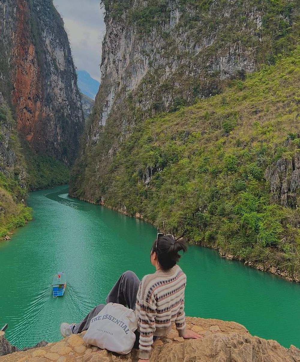 Dòng sông Nho Quế ở Hà Giang có gì hấp dẫn mà khiến Hoa hậu Thùy Tiên phải hét cực lớn ngay khi đặt chân đến?
