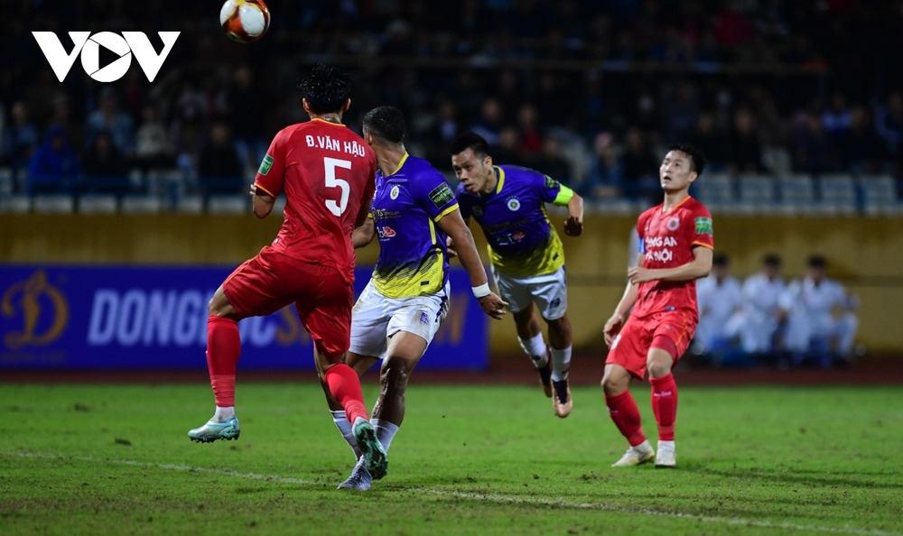 TRỰC TIẾP Hà Nội FC 0 - 0 Công an Hà Nội: Đôi công rực lửa, bàn thắng rất gần - Ảnh 1.