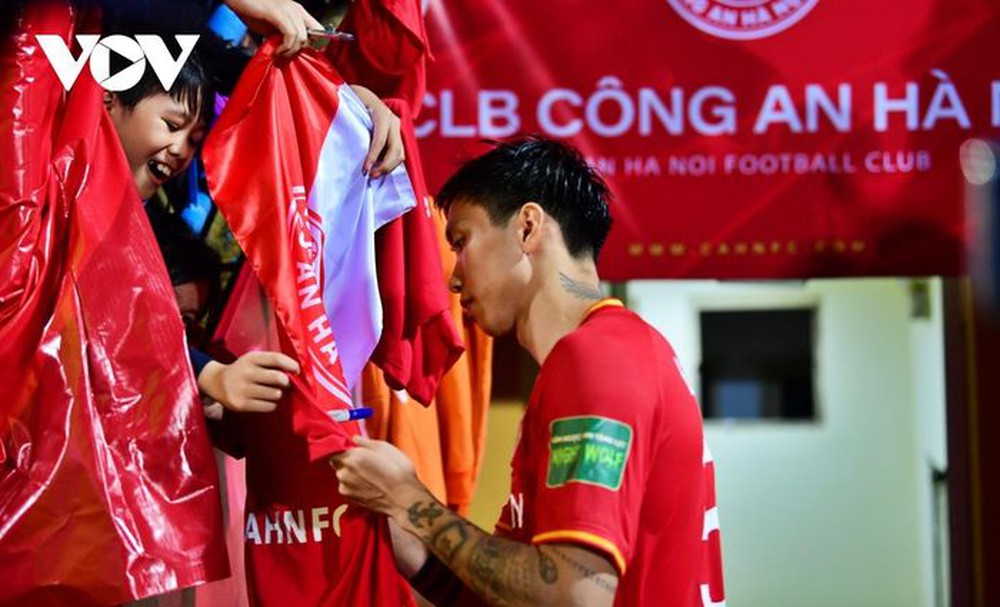 Văn Hậu thi đấu không nương chân với các đồng đội cũ ở Hà Nội FC - Ảnh 15.