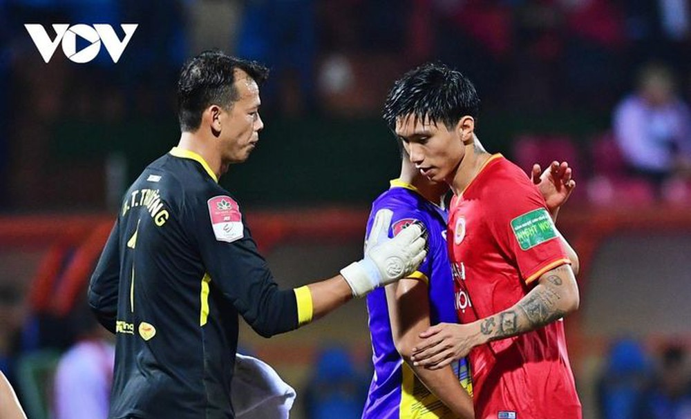Văn Hậu thi đấu không nương chân với các đồng đội cũ ở Hà Nội FC - Ảnh 14.