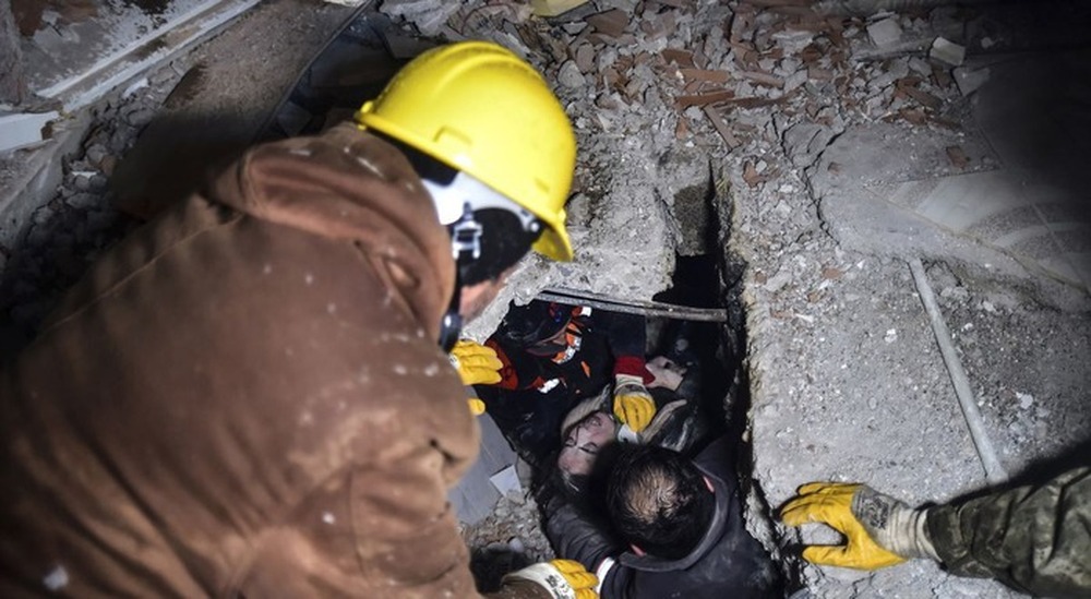 Bé gái Syria chào đời trong đống đổ nát của tòa nhà bị sập, dây rốn vẫn nối với bánh nhau trong bụng mẹ - Ảnh 3.