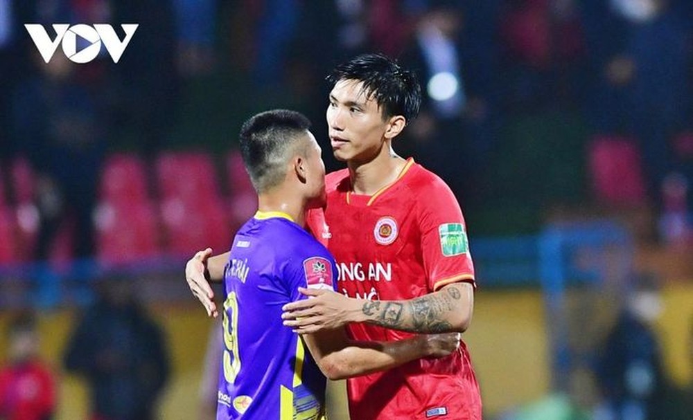 Văn Hậu thi đấu không nương chân với các đồng đội cũ ở Hà Nội FC - Ảnh 13.