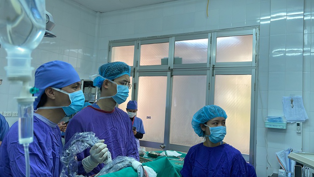 Bệnh viện Việt Đức cạn vật tư, hàng trăm bệnh nhân phải dời lịch mổ, hoãn mổ - Ảnh 2.
