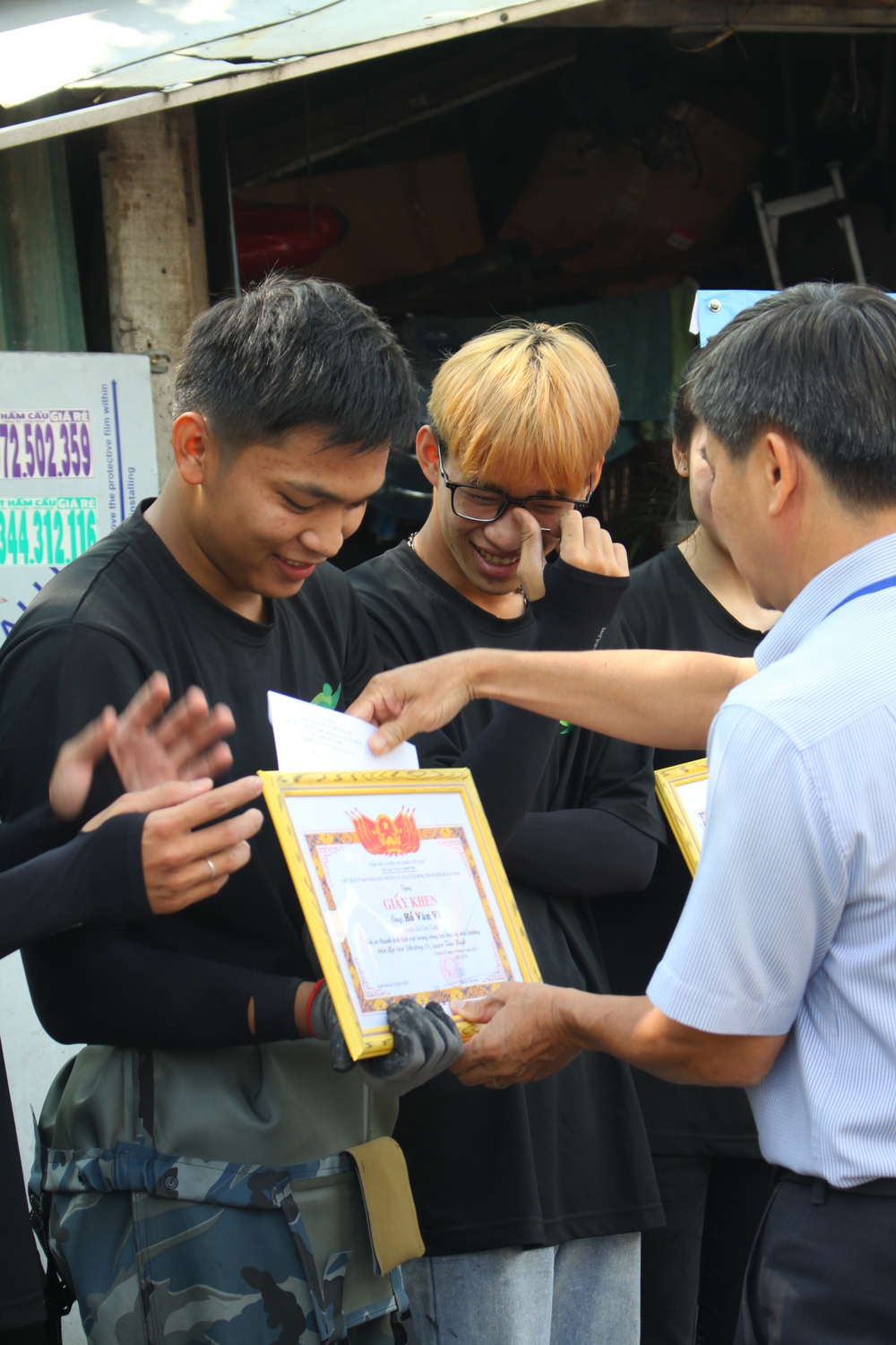 Đằm mình trong rác, nhóm bạn trẻ đưa những con kênh Sài Gòn xanh trở lại