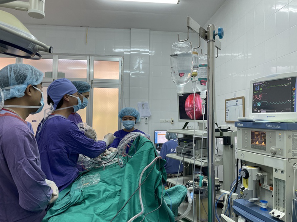 Bệnh viện Việt Đức cạn vật tư, hàng trăm bệnh nhân phải dời lịch mổ, hoãn mổ - Ảnh 1.