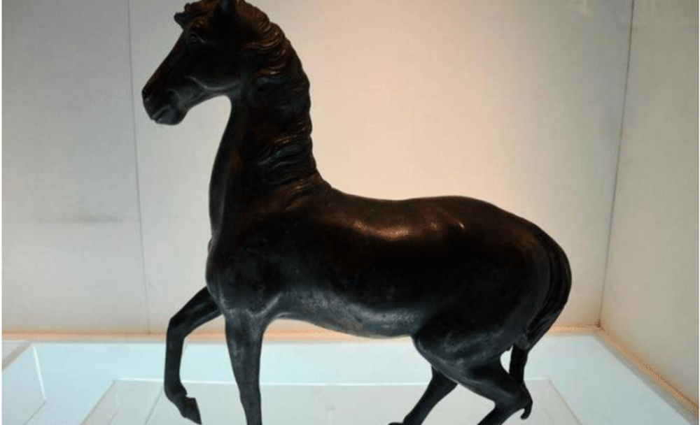 Đem tượng con ngựa đi kiểm tra, chuyên gia vừa nhìn đã hô giá 340 tỷ đồng - Ảnh 1.