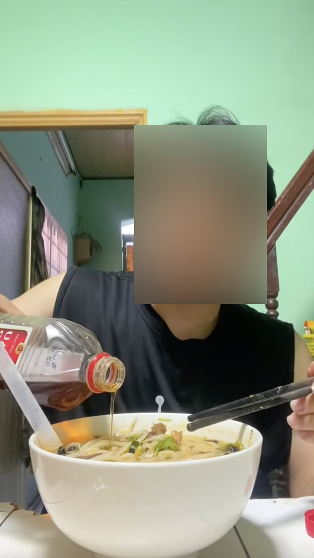 Đu trend “ăn bún bò nước lèo vị trà sữa”, loạt TikToker khiến dân mạng phát hoảng vì cách ăn uống kỳ lạ này!