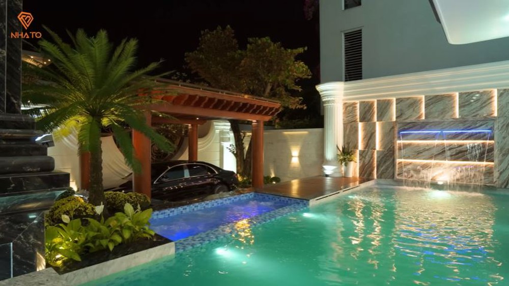 Khám phá cung điện 700m2 ven sông Hàn, phủ vàng, dát gỗ quý, riêng bộ sofa ngồi chơi đã hơn 1 tỷ
