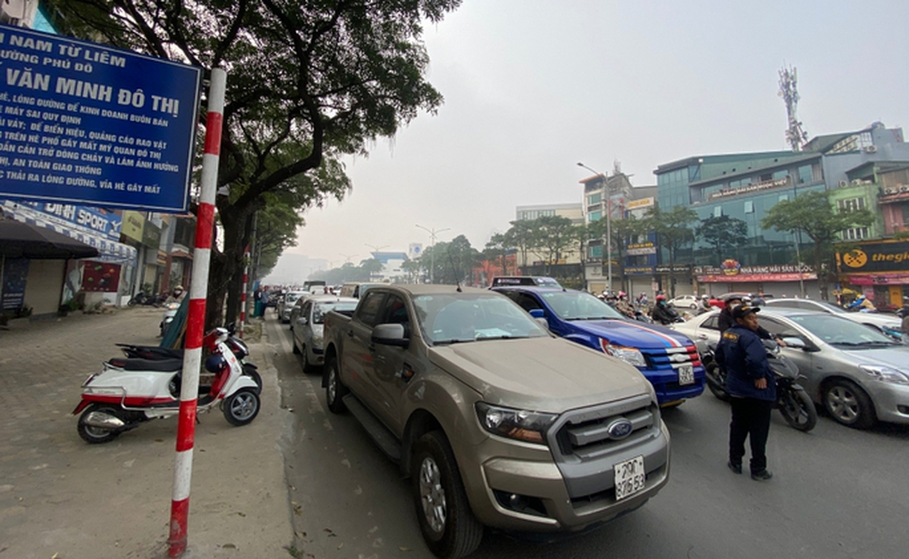 Sau thông tin Hà Nội mở lại 2 trung tâm đăng kiểm, phương tiện xếp hàng từ rạng sáng - Ảnh 10.