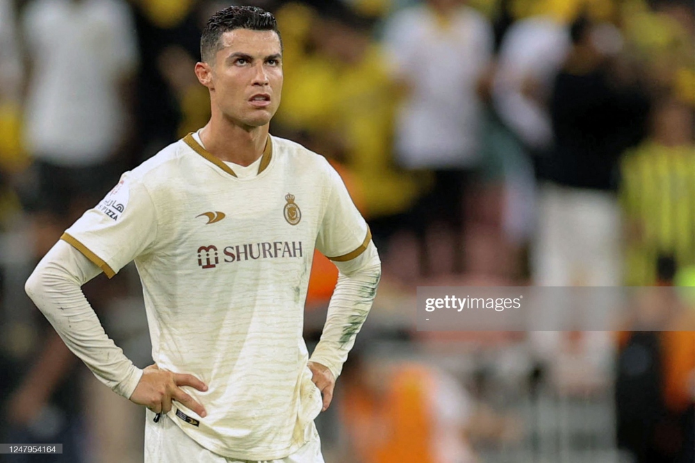 Ronaldo ném băng đội trưởng, đá chai nước sau trận thua của Al Nassr - Ảnh 1.