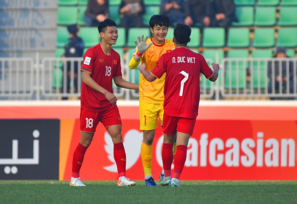Bóng đá Việt Nam “chạy show” ở các giải đấu quốc tế - Ảnh 1.