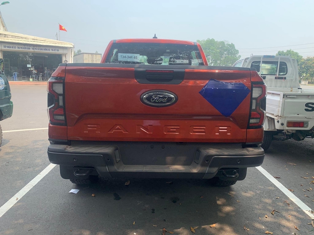 Ford Ranger Raptor 2023 đã ra biển số tại Việt Nam, để lộ trang bị khủng nhưng lại thiếu một chi tiết gây thắc mắc - Ảnh 3.